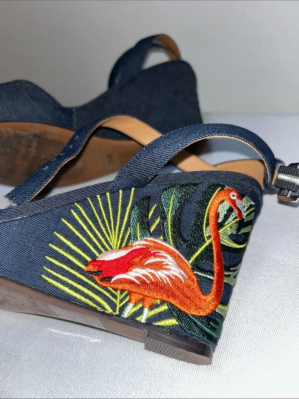 J. Renee EUC White with Toucan Sea Greens Burlap Look Platform Wedge Sz 7.5 Wide